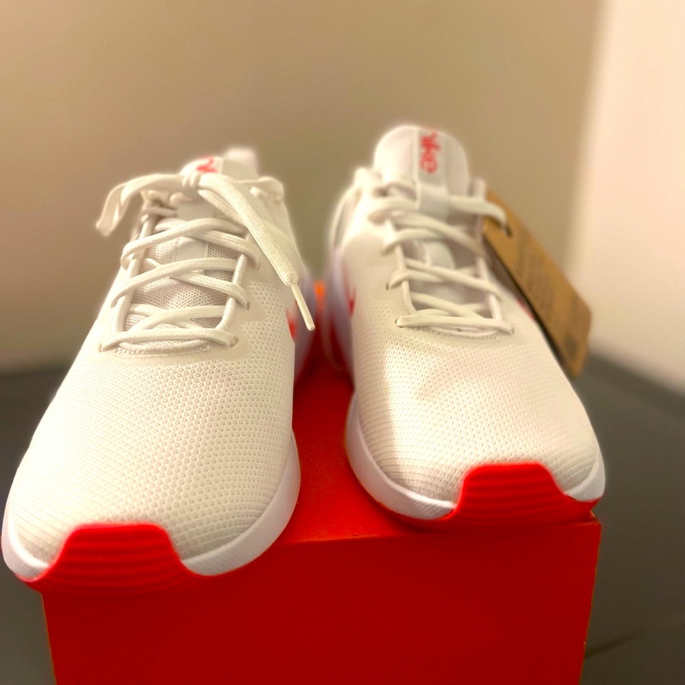 NEW Nike Air Zoom Bella Size 9.5  NEW